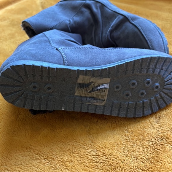 Never worn fur lined boots. Grey suede like boot from Primark - Picture 4 of 5